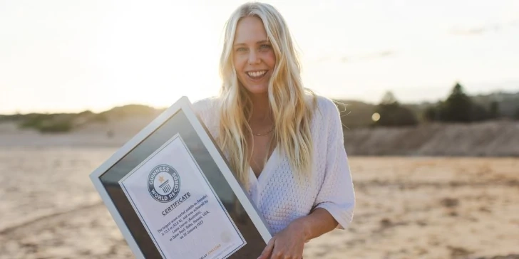 Laura Enever pasiekia „Guinness“ pasaulio rekordą už didžiausią įveiktą bangą.
