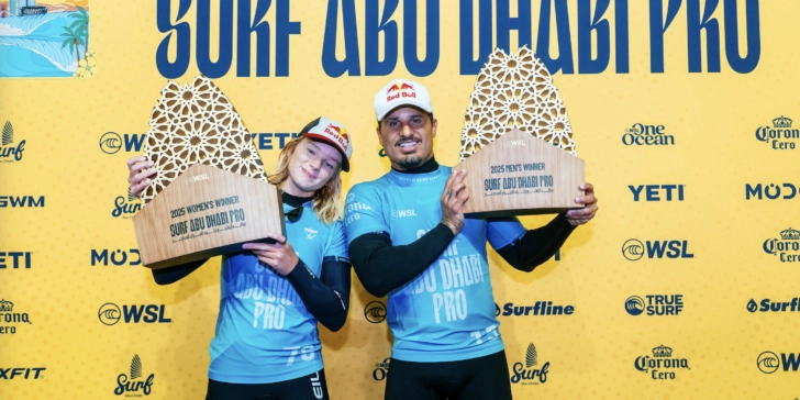Caitlin Simmers ir Italo Ferreira triumfuoja pirmajame „Surf Abu Dhabi Pro“ etape